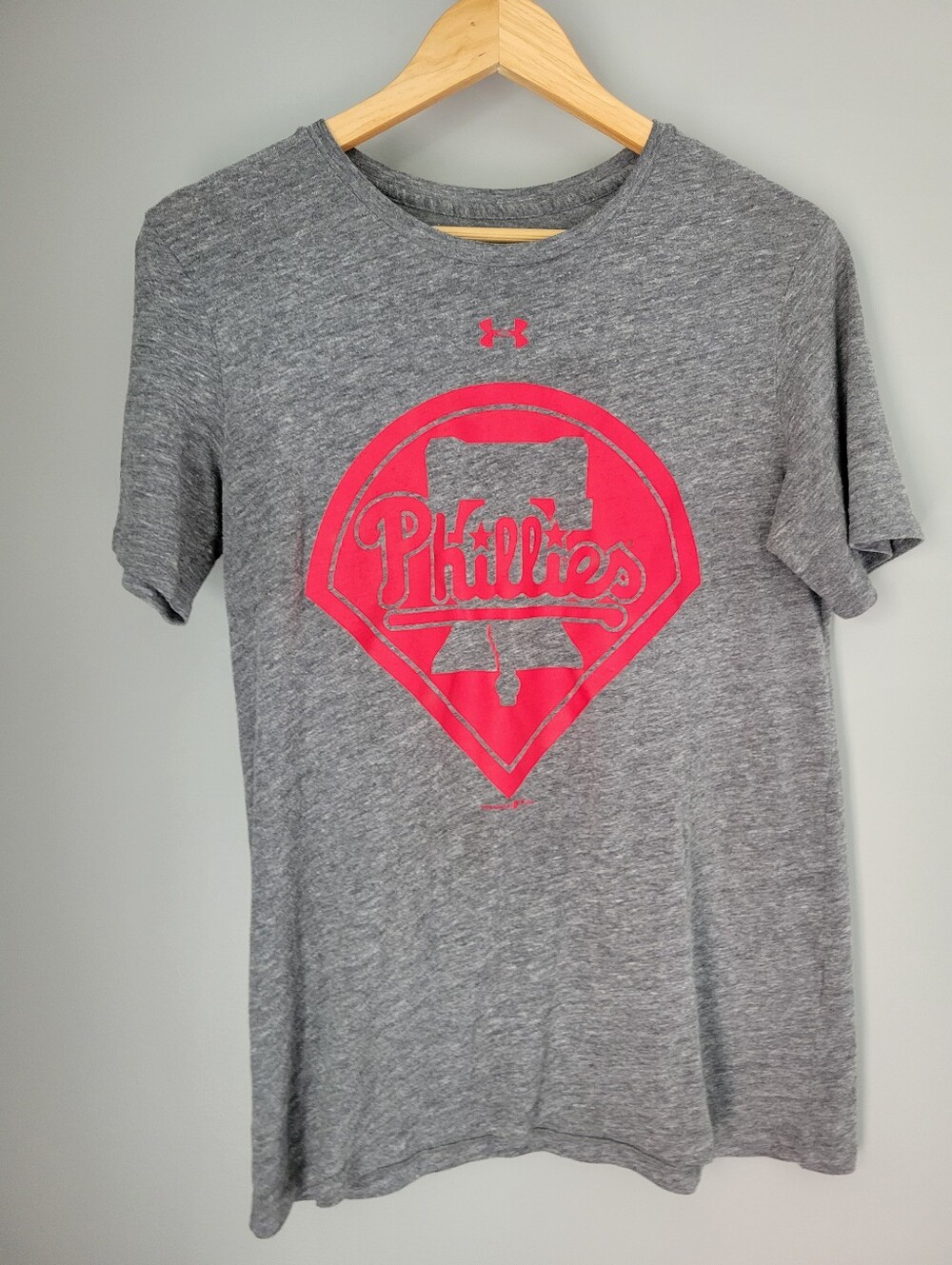 Philadelphia Phillies T-Shirt Womens Size L Under Armour